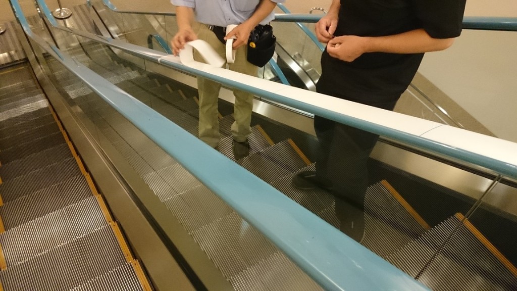 エスカレーターの手すりベルトをクリーニング ブログ 株式会社 尾崎商店